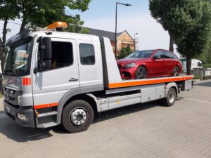 Ültetett sportautó hidroplatós autómentővel