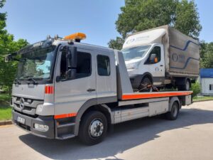 Lerobbant teherautó szállítása közben 2024-ben