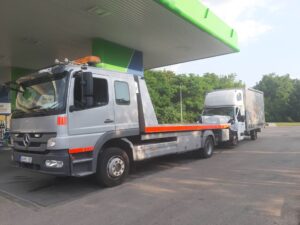 Magas ponyvás furgonok mentése Villás autómentővel